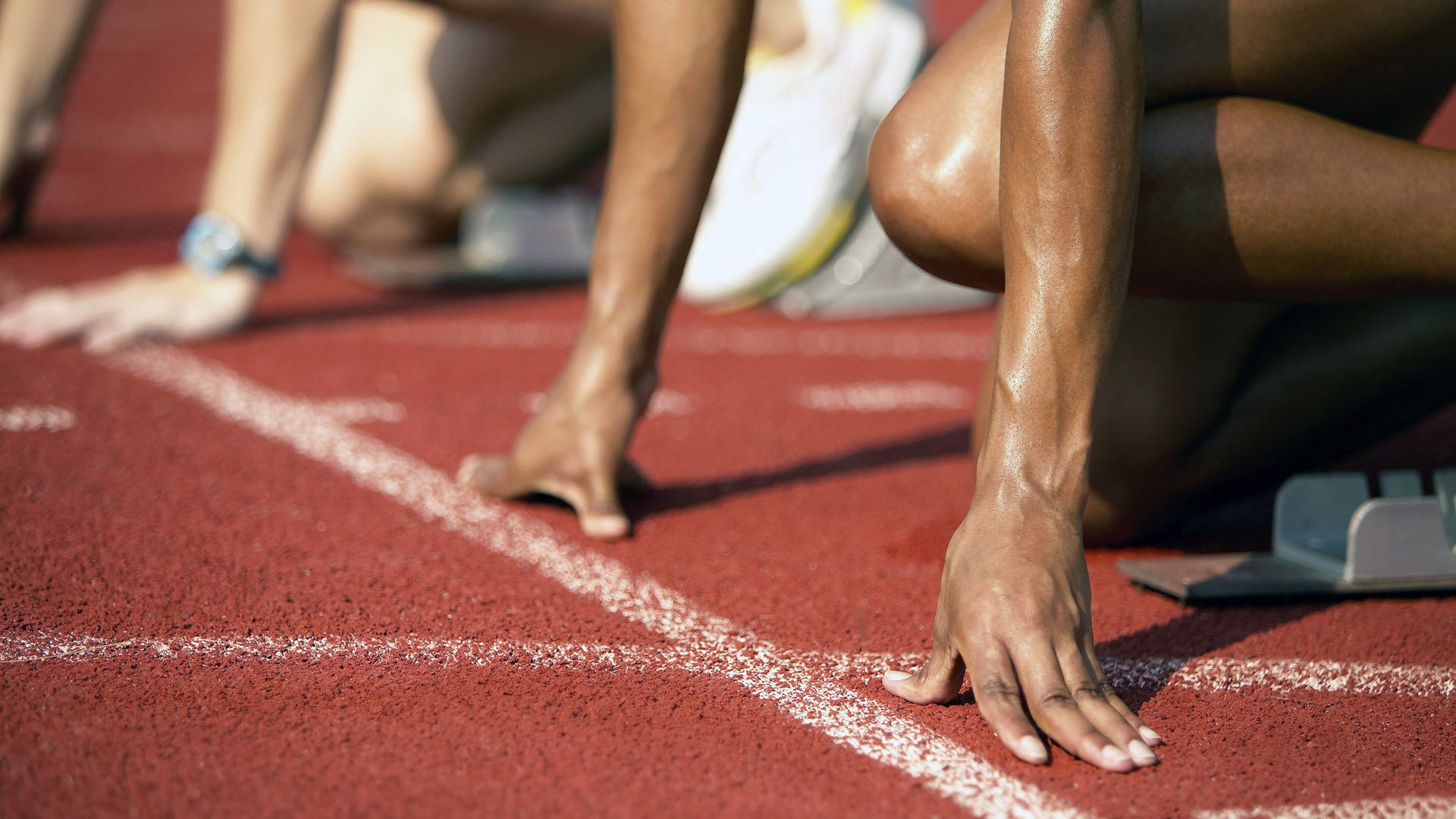 -德国骑手多米安·米歇尔斯在2024年巴黎奥运会盛装舞步比赛中以“Dante”马匹获得第六名，展现坚韧精神。